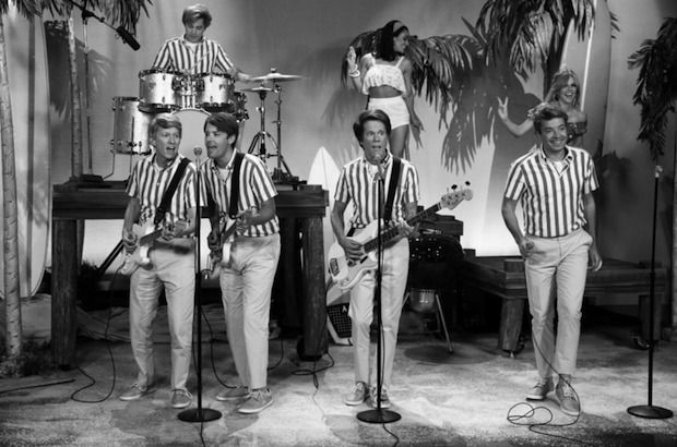 Kevin Bacon e Jimmy Fallon canalizam perfeitamente os Beach Boys em uma paródia especial