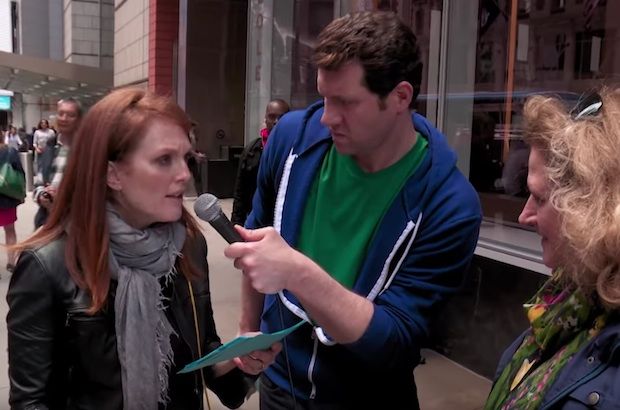 צפו: ג'וליאן מור פועלת בדולר בקליפ 'בילי ברחוב' מצחיק