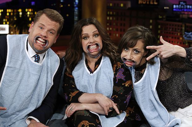 SLEDOVAT: Melissa McCarthy nosí zubní chránič zubů ve veselé / děsivé bitvě „Late Late Show“