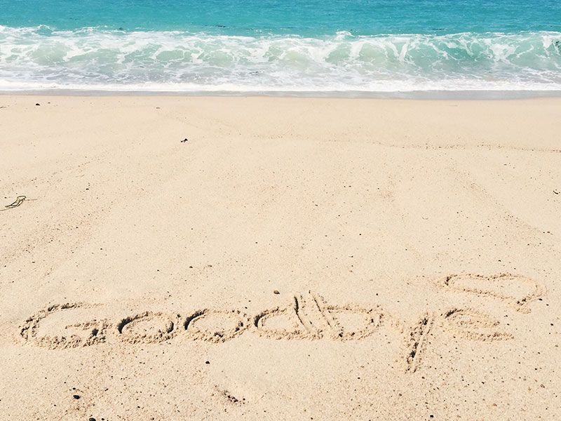 As palavras adeus escritas na areia da praia são de alguém que queria saber como superar um cara.