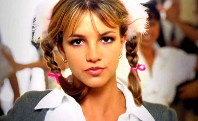 7 „… Baby One More Time“ sa vzťahuje na 20. výročie prvého hitovej piesne Britney Spears