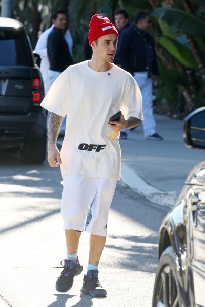 Justin Bieber faz a primeira aparição pública desde que o tatuador publicou a foto de uma nova tatuagem no rosto, mas não é visível