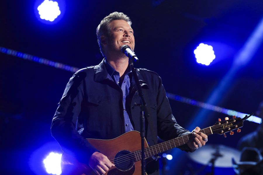 Blake Shelton fejrer 20-års jubilæum for sin sang 'Austin' med ACM Awards-præstation