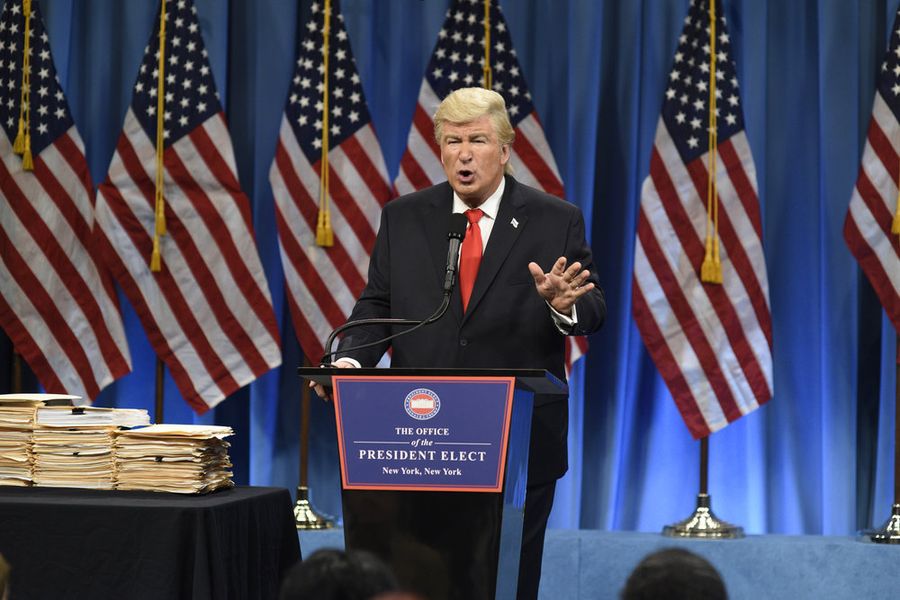 Alec Baldwin oživuje Trumpov dojem „SNL“, aby predniesol dlhoočakávanú koncesnú reč