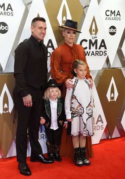De 53. årlige CMA Awards - Ankomster - Nashville, Tennessee, USA, 13. november 2019 - Pink med Carey Hart og deres børn. REUTERS / Charles Pulliam