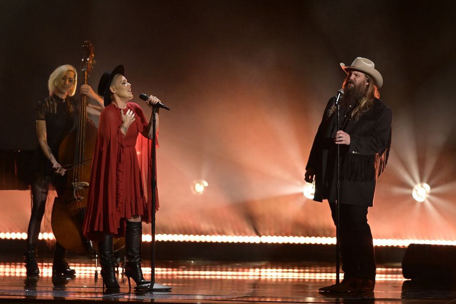 Chris Stapleton e Pink sobem ao palco para mover a performance de ‘Love Me Anyway’ no CMA Awards