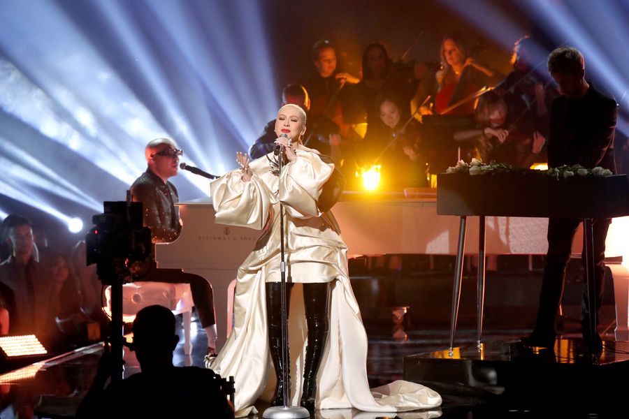 Christina Aguilera in velik veliki svet sta se ponovno združila pri AMA-jih za zmogljivo izvedbo novega singla