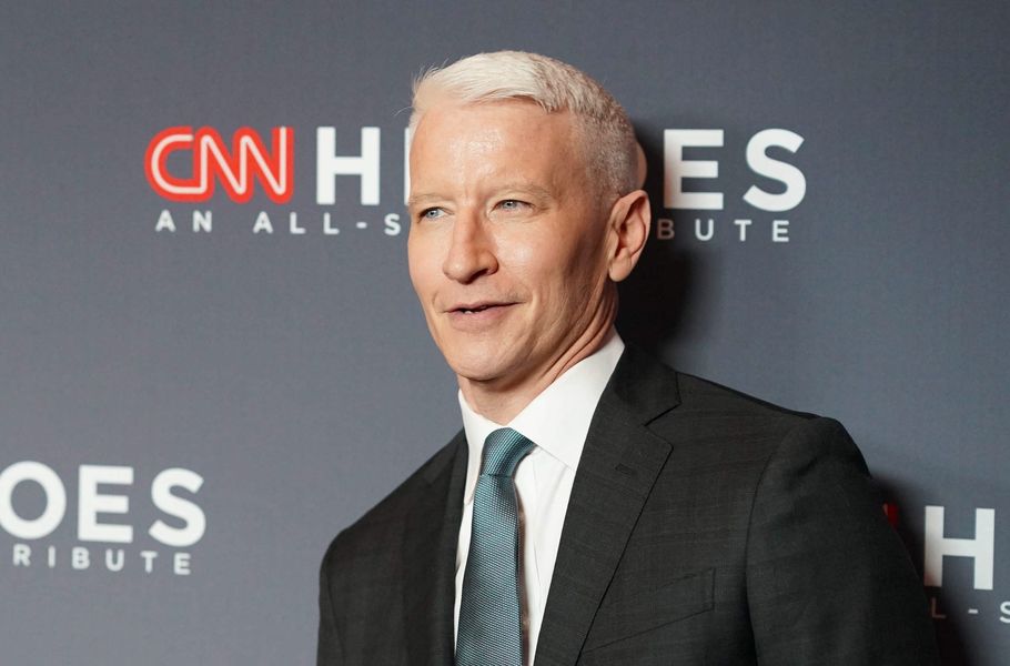 Anderson Cooper představuje s 10měsíčním synem pomoc při získávání finančních prostředků kolegy CNN pro výzkum rakoviny po smrti jeho 9měsíční dcery