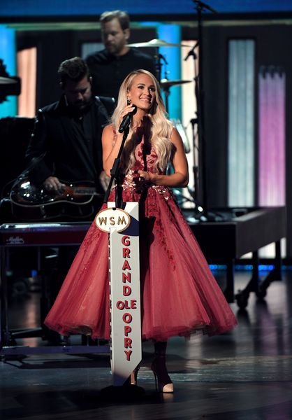 Carrie Underwood pozdravuje Dolly Parton, Reba McEntire a ďalšie ženy v country hudbe s výkonnou poctou Medley