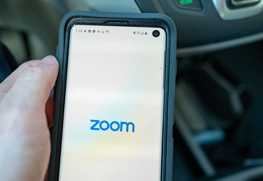 O vídeo do Zoom se torna viral depois que a mulher esquece de parar a câmera enquanto usa o banheiro