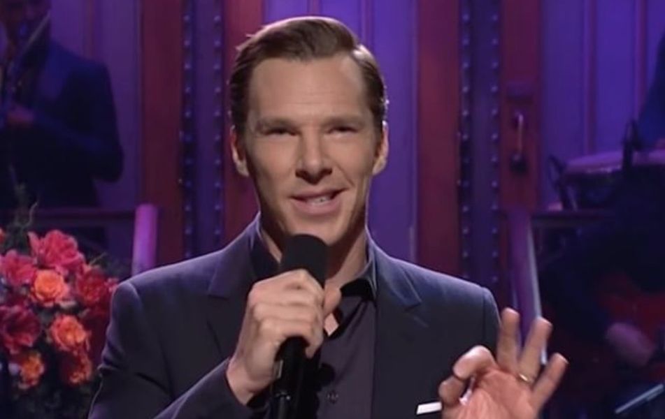 Benedict Cumberbatch aprende a se gabar e zomba de sua própria sensualidade na estreia de ‘SNL’ - além de aparições de Bill Murray e da senhora da igreja!