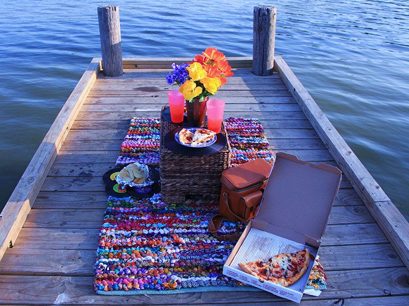 En kreativ idé med tredje date til en picnic på en dok.