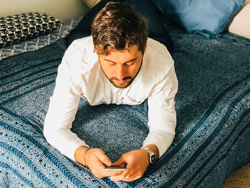 Muž, který posílal textové zprávy ženě, kterou potkal, pomocí těchto online seznamovacích tipů pro muže, když ležel v posteli.