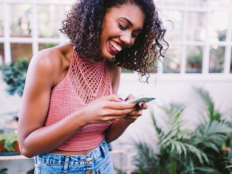 Comment faire rire une fille sur un texte: un guide étape par étape