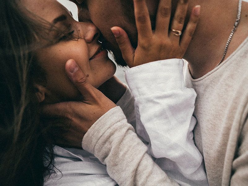 Este chico besando a su novia descubrió cómo hacer que una chica se sienta especial usando estos 15 consejos.