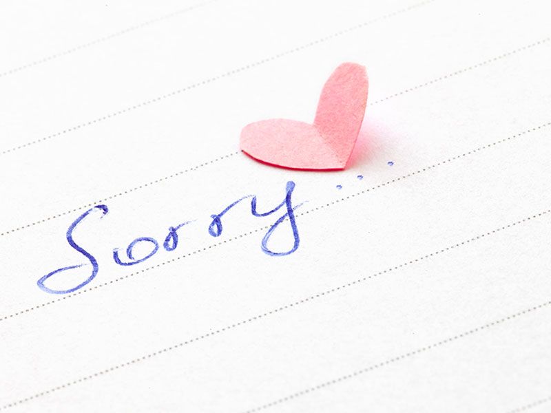 Užrašas, kuriame sakoma, kad gaila širdimi: vienas geras būdas atsiprašyti savo merginos.