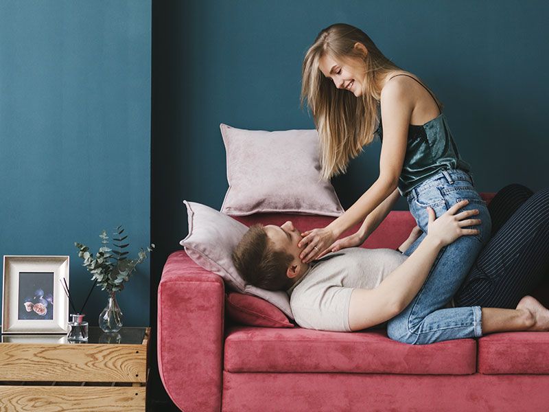 Moteris, išmokusi suvilioti vyrą, apraizgiusi savo vaikiną ant sofos, ruošėsi jį pabučiuoti.