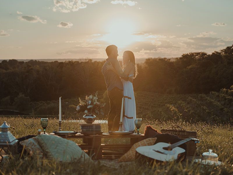 Seorang lelaki yang menggunakan salah satu idea ini untuk melakukan perkara romantis dengan berdiri di atas bukit ketika matahari terbenam bersama teman wanitanya yang bahagia.