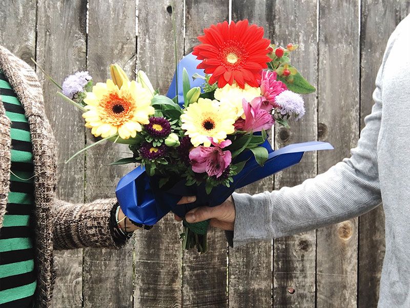Ein Mann, der niedliche Wege gefunden hat, ein Mädchen zu befragen und einem Mädchen Blumen zu geben, bevor er sieht, ob sie es tut