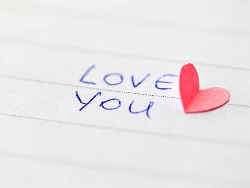Uma nota de amo você com um parágrafo de amor por ela.