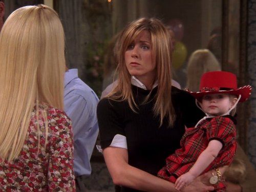 La actriz que interpretó a la bebé Emma en 'Friends' usa la broma de Chandler de 2020 para recibir el Año Nuevo
