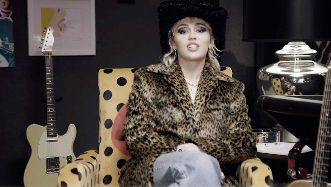 Miley Cyrus eert haar ‘Fairy Godmother’ Dolly Parton op 2020 Billboard Women In Music