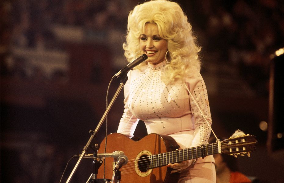 Dolly Parton tự quay vòng quay của riêng mình trong lễ giáng sinh cổ điển ‘I Saw Mommy Kissing Santa Claus’