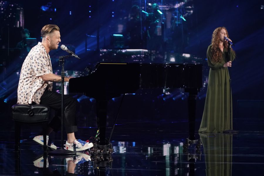Cassandra Coleman spieva „Ospravedlňujeme sa“ s Ryan Tedderom z OneRepublic za „American Idol“