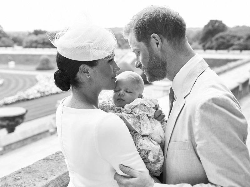 Príncipe Harry e Meghan Markle compartilham fotos oficiais, detalhes do batismo do bebê Archie