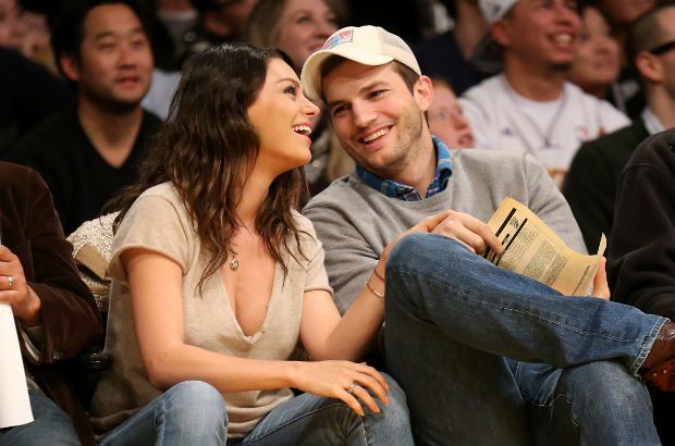 Ashton Kutcher rumieni się z powodu córki Wyatt i sekretnego ślubu z Milą Kunis
