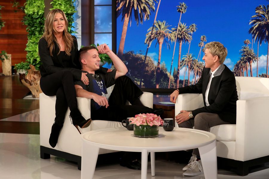 Fanúšička Ellen Surprise ‘Friends‘ Charlie Puth s Jennifer Aniston