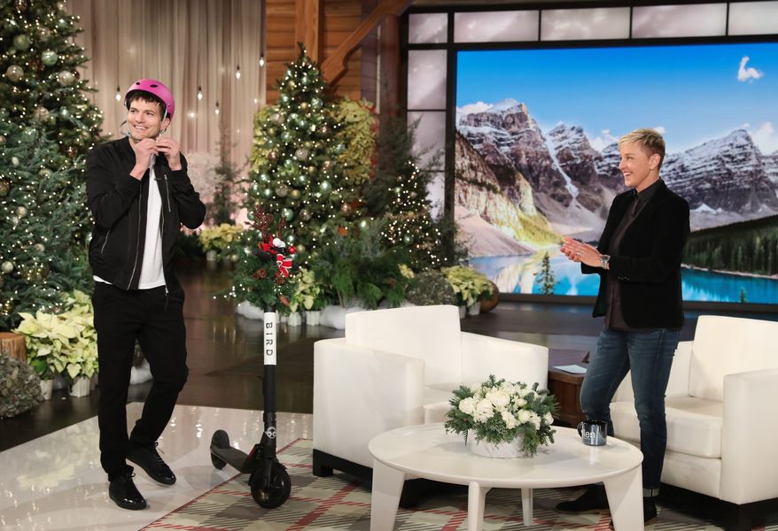 Ashton Kutcher diu que Ellen DeGeneres ha avergonyit el seu fill Dimitri, de dos anys