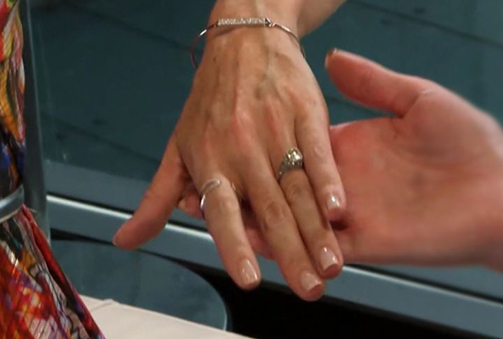 'Grimm'공동 출연자 Bitsie Tulloch와 David Giuntoli가 약혼했습니다. 화려한 반지를보세요!