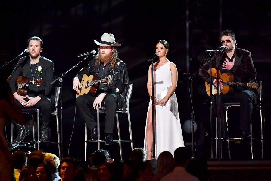 Country Stars cover de Eric Clapton em 'Tears In Heaven' em tributo ao Grammy às vítimas do tiroteio em Las Vegas