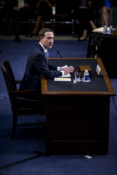 Twitter se vuelve loco con el director ejecutivo de Facebook, Mark Zuckerberg, que usa un 'asiento elevado' mientras testifica ante el Congreso