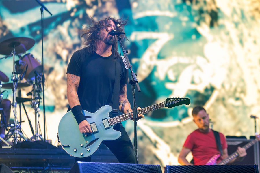 Foo Fighters na festivale v Leedse účinkujú „pod tlakom“ s fanúšikom oblečeným ako Freddie Mercury