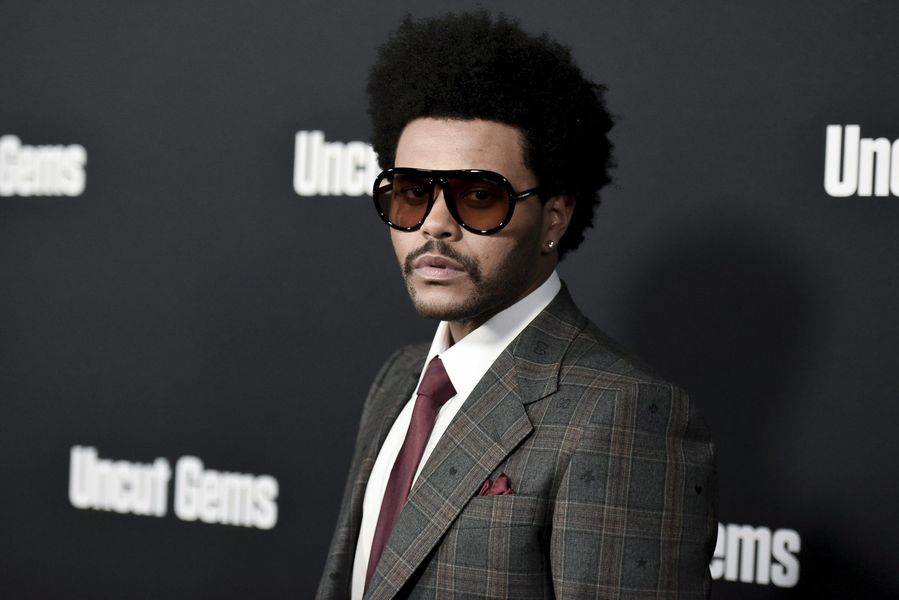 The Weeknd obviňuje Grammy z faulu, Elton John hovorí „Oslepujúce svetlá“ bolo obviňované