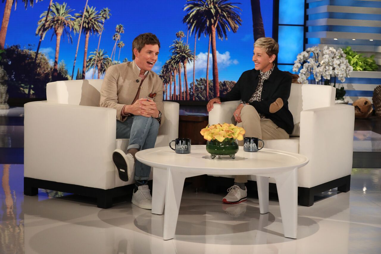 Eddie Redmayne habla sobre la vida familiar y termina lamiendo a un troll durante la entrevista con 'Ellen'