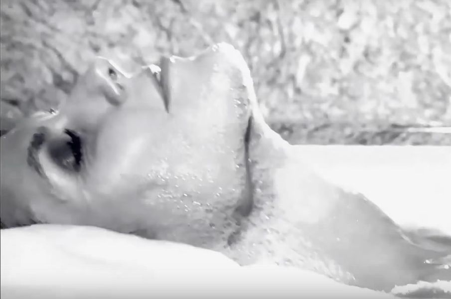 Nahá Heidi Klum Writhes v bublinkovej kúpeli pre adventné video magazínu Steamy NSFW LOVE