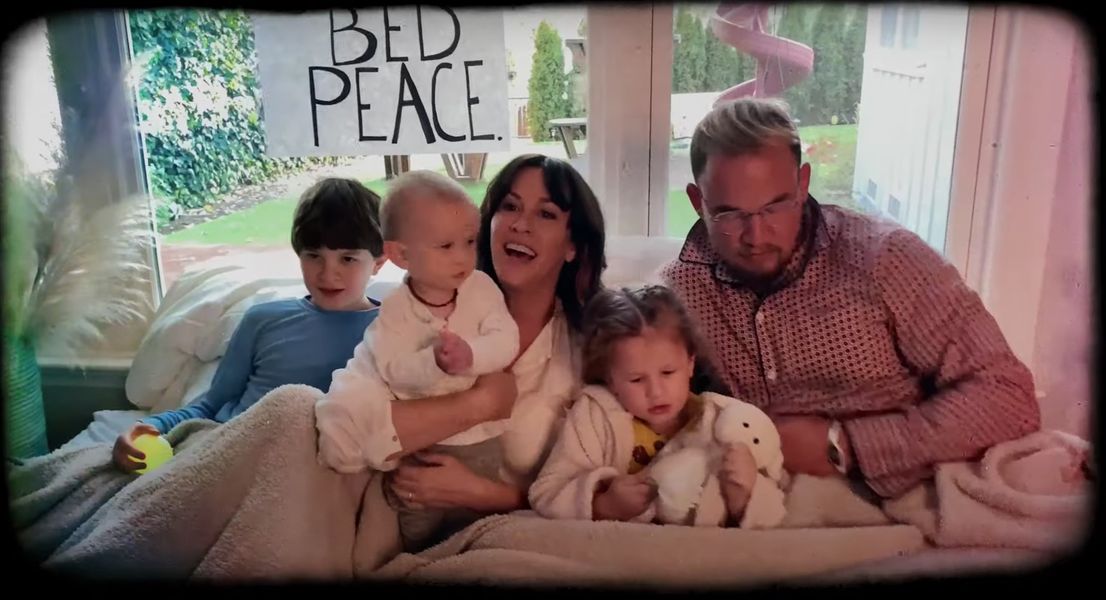 Alanis Morissette coloca sua própria versão natalina em 'Happy Xmas (War Is Over)' de John Lennon