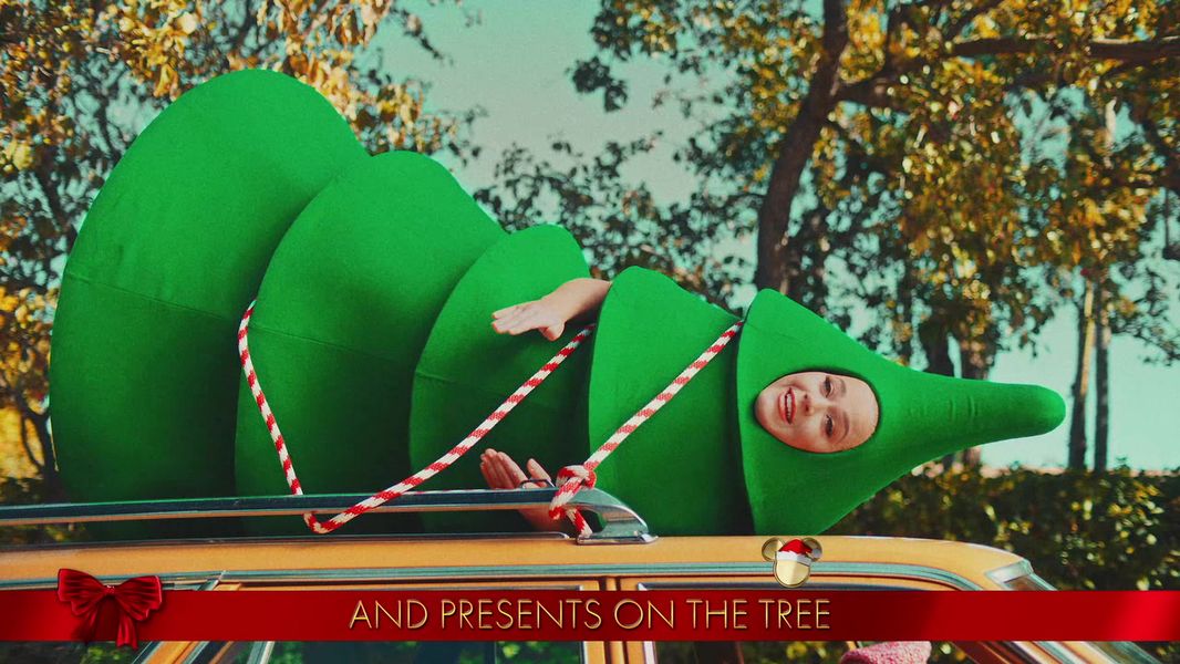 Katy Perry klæder sig som et juletræ bundet oven på en bil til fest 'Disney Holiday Singalong'