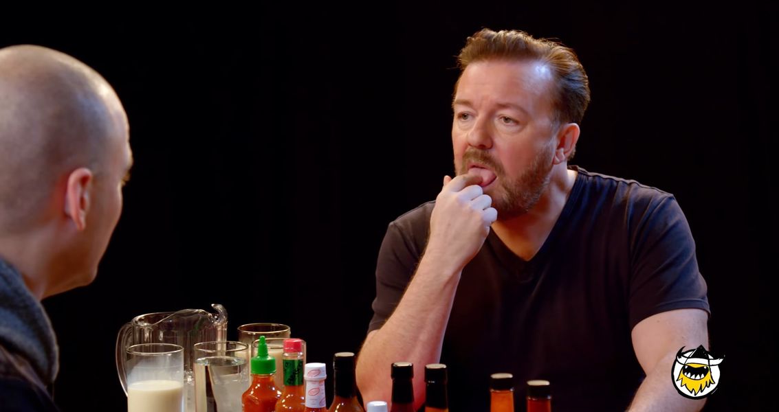 Ricky Gervais hace bromas mientras falla en el desafío Hot Wing de 'Hot Ones': 'Soy un maldito debilucho'