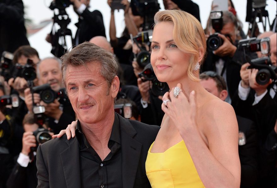 Charlize Theron diu que els rumors de compromís de Sean Penn són 'aquests bous ** t'