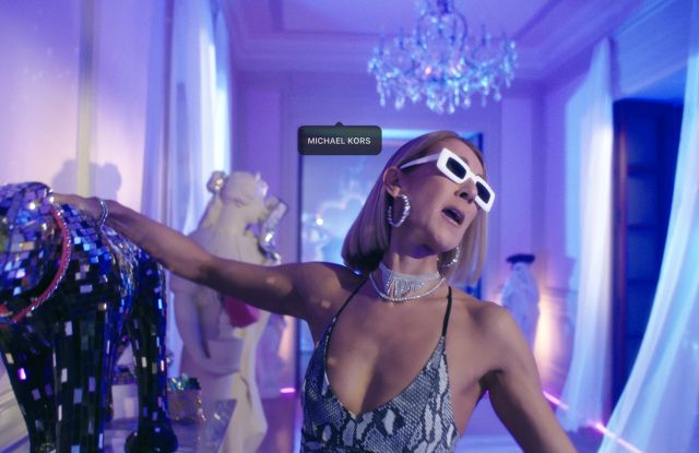 Celine Dion recreează videoclipul „Totul se întoarce la mine acum”, de dragul cumpărăturilor de sărbători
