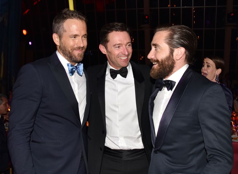 La mamá de Ryan Reynolds participa en su 'Día de los mejores amigos' asado de Hugh Jackman y Jake Gyllenhaal