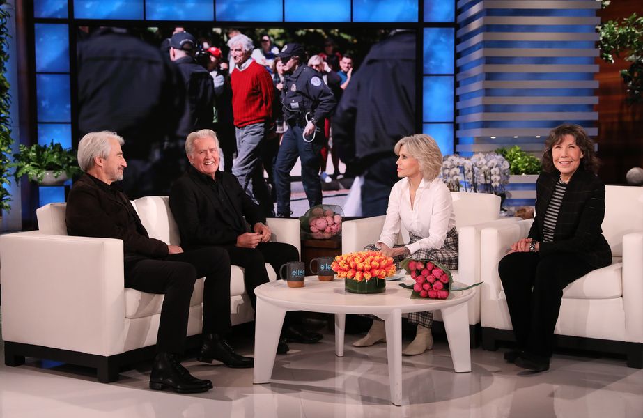 Sam Waterston hovorí hosťom „Ellen“ Jane Fonda a Lily Tomlin, ako jeho rodina reagovala na jeho zatknutie