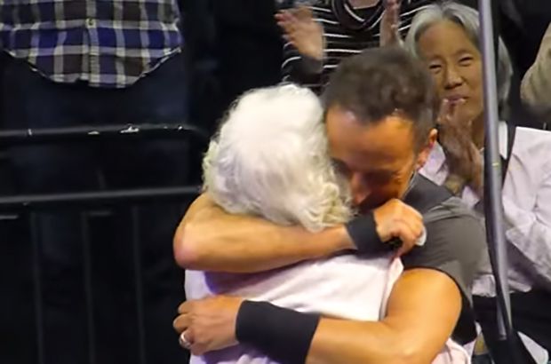 SLEDOVAŤ: Bruce Springsteen si vybral 91-ročnú ženu ako partnerku ‘Dancing In The Dark’