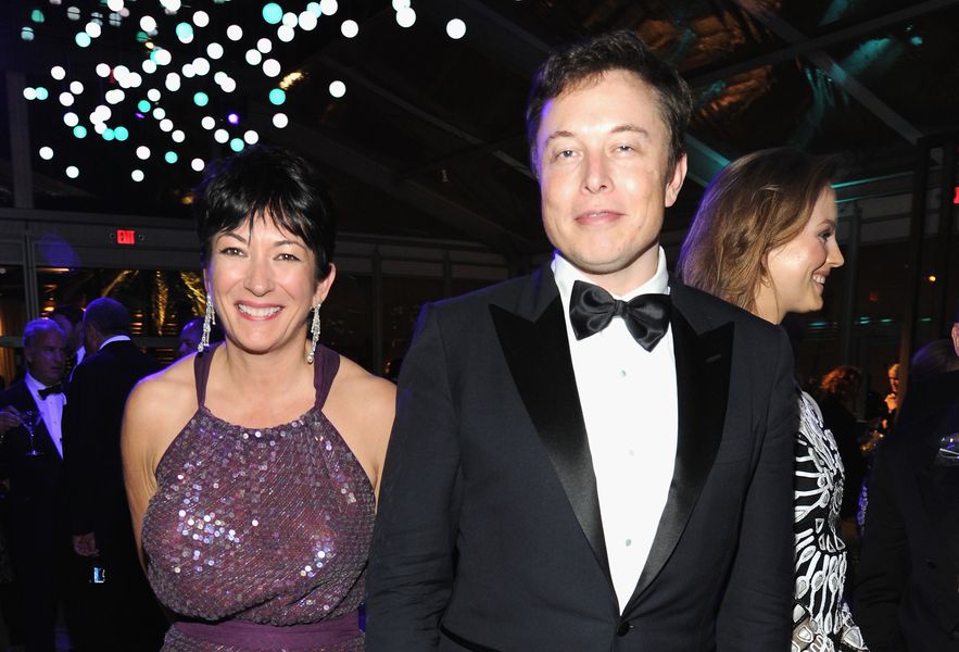 Elon Musk vysvetľuje fotografiu s údajnou komplicou Jeffreyho Epsteina Ghislaine Maxwell: „Photobombed Me“