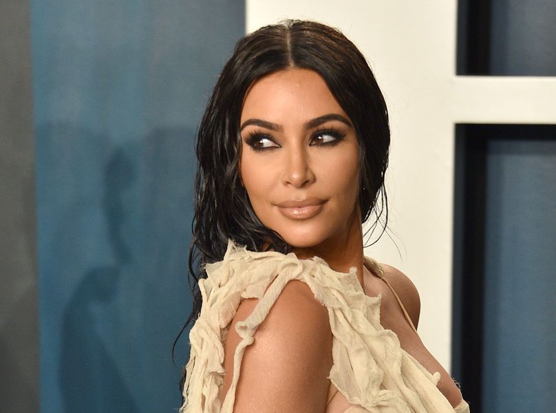 Kim Kardashian sa chváli svojim novým grilom so šperkami pokrytými klenotmi vo výške 18 000 dolárov