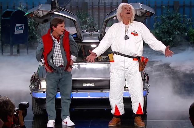 BEKIJK: Kimmel herenigt Marty McFly en Doc Brown voor 'Back to the Future'-dag